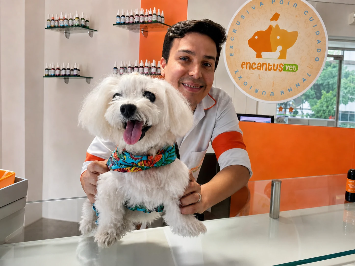 Proprietário da Encantus Vet com um cão no atendimento